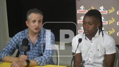 Elías Burbara junto a Wisdom Quaye en la conferencia de prensa del club.