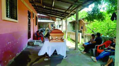 En la colonia Jardines, del sector López Arellano, fue velado ayer Maynor García, asesinado en Choloma; parientes reclamaron el cadáver de Óscar Girón en la morgue.