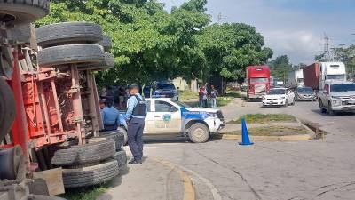 Rastra se vuelca en parada de buses y deja una persona muerta en San Pedro Sula