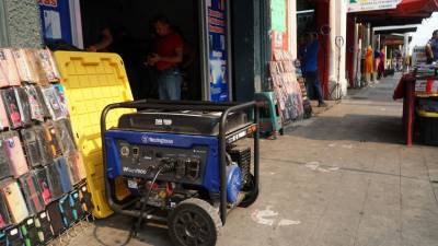<b>Negocios en la tercera avenida de San Pedro Sula se ven en la necesidad de usar plantas eléctricas.</b>