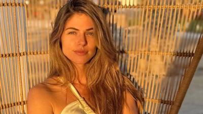 La actriz peruana Stephanie Cayo y el cantante español confirmaron su relación amorosa a través de una serie de fotografías en Instagram.