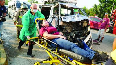 Los cuerpos de socorro acudieron al lugar del percance vehicular y trasladaron a los pasajeros heridos a los hospitales.