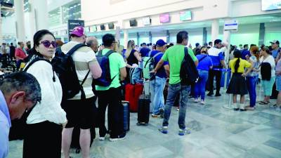 <b>Viajeros hacían filas para obtener información sobre sus vuelos. Fotos: José Cantarero.</b>