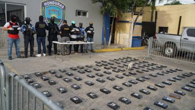 Los 127 paquetes de cocaína estaban etiquetados con el logo de una manzana.