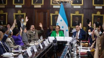 Presidenta Xiomara Castro en reunión con varios de sus funcionarios.