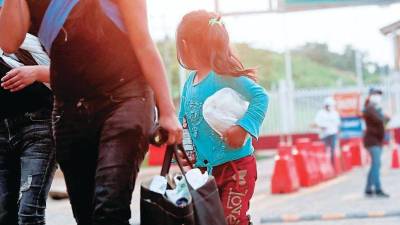 Familias hondureñas huyen de la violencia.