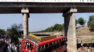 Autobús debajo de un puente en India.