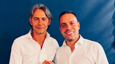 Pippo Inzaghi (izquierda) junto al propietario de la Reggina tras confirmarse su llegada la banquillo del club italiano.