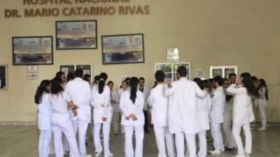 Los médicos y el resto de personal de salud en formación profesional no deben participar en atención a pacientes sintomáticos respiratorios según la ley; sin embargo, aseguran que es complicado pues llegan muchos pacientes sospechosos. Foto de referencia.