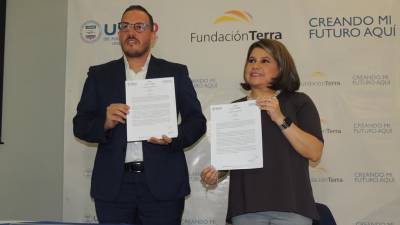 David Medina, subdirector de Creando Mi Futuro Aquí (USAID) y Mariel Rivera, directora ejecutiva de Fundación Terra, firmaron el memorando de entendimiento.