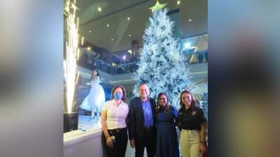 <b>Ejecutivos de las empresas patrocinadoras Ficohsa y Pepsi en Altara´s White Christmas.</b>
