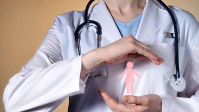 Las mujeres tienen más probabilidades de sufrir un infarto y tener infecciones del tracto urinario.