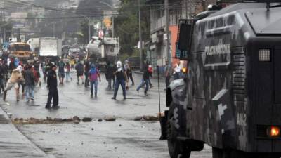 Debido a la violencia presentada por los manifestantes, la Policía fue obligada a utilizar tanquetas durante el desalojo.
