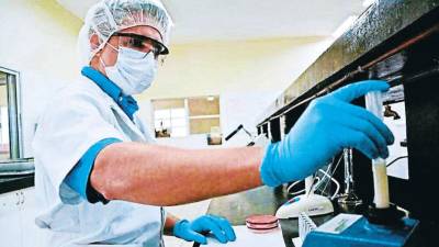 Un laboratorista de la Unah manipula los equipos en el Centro.