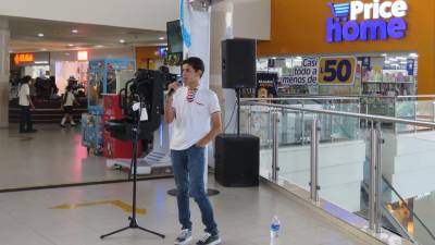 Roger Mejía en el Festival Folclórico de City Mall, interpreto con voz canciones de autores nacionales como Guillermo Anderson y Moisés Canelo.