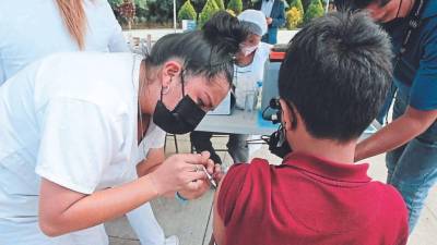 Los médicos pidieron a los padres llevar a sus hijos a vacunar.