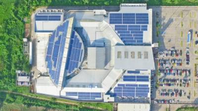 Vista área de los paneles solares instalados en Mega Plaza Mall de El Progreso. Cortesía.