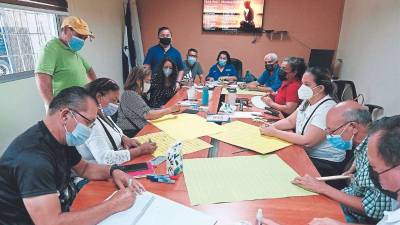 Los miembros del sindicato municipal en SPS afinando detalles para la movilización.