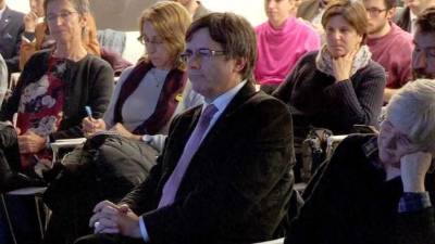 Puigdemont y otros cuatro funcionarios catalanes destituidos son objeto de una petición de extradición girada por el gobierno de Madrid, que los acusa de rebelión, sedición y malversación de caudales públicos.