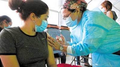 Una joven hondureña recibe la vacuna del covid-19 | Fotografía de archivo