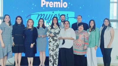 Las ganadoras del Premio Mujeres Adelante junto a los ejecutivos de Banco Ficohsa.