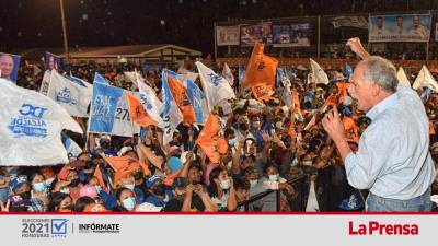 Tito Asfura en la concentración política de la colonia Kennedy de Tegucigalpa.