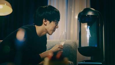 A diferencia de otras asistentes virtuales como Siri o Alexa, la de Gatebox está enamorada de ti.