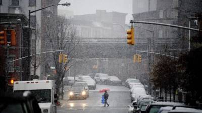 Un hombre camina bajo la nieve en Brooklyn, Nueva York (Estados Unidos), el pasado 10 de diciembre de 2013. EFE/Archivo