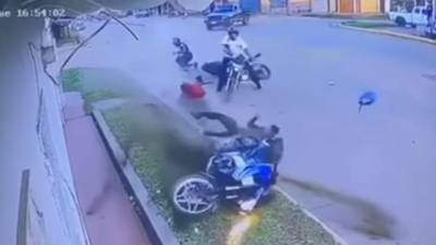 VIDEO: Captan brutal choque de tres motociclistas en Olancho