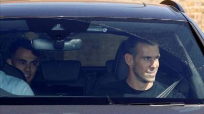 Gareth Bale y Sergio Reguilón llegando a la sede del Tottenham en Londres.