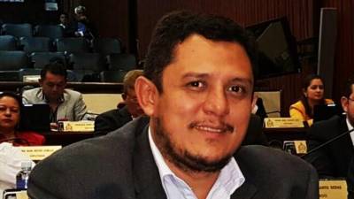 Fueron acusados por abuso de autoridad al otorgar un aumento de 300 lempiras a los maestros jubilados, en el año en el año 2010.