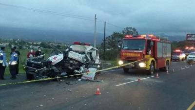 Los dos vehículos involucrados en el accidente quedaron totalmente destruidos.