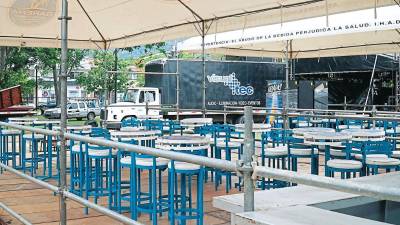 El alcalde Roberto Contreras celebró ayer el día de la baleada bailando y comiendo.
