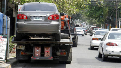 Los vehículos que estén mal estacionados serán llevados por una grúa, el dueño deberá pagar una multa.