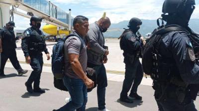 Momento en que Tokiro Rodas Ramírez es extraditado a EE UU en una caravana de seguridad.