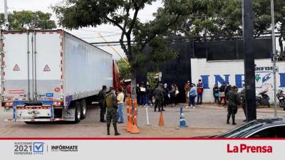 Primeros camiones procedentes de los distintos departamentos llegan con las maletas electorales al Infop en Tegucigalpa. EFE