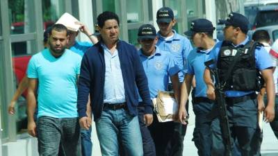 El alcalde Delvin Salgado (chamarra azul), acusado de dos delitos.