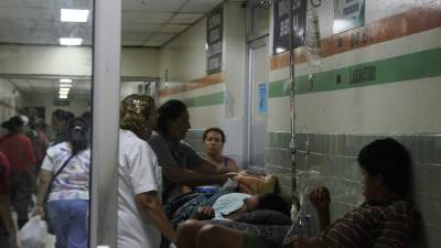 Hasta en los pasillos hay pacientes debido al aumento de casos.