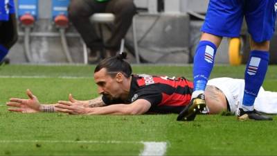 Zlatan Ibrahimovic, tirado en el suelo tras una ocasión del AC Milan ante la Sampdoria. Foto AFP