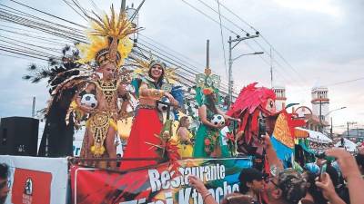 Con enorme algarabía los espectadores presenciaron el despliegue de carrozas y comparsas.