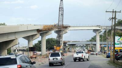 Con tres puentes a desnivel y un intercambiador de tres niveles en construcción, el bulevar del este es el que mayor desarrollo vial y comercial tiene en la actualidad en la ciudad.