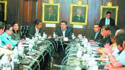 El Presidente se reunió anoche con sus ministros.