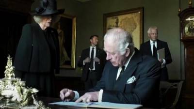 El Rey Carlos III ya había tenido un incidente similar cuando firmaba otros documentos.