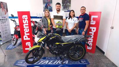 Representantes de LA PRENSA e Italika durante la entrega oficial de la motocicleta a Ángel Cabrera.