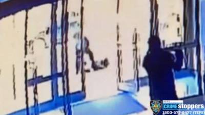 La policía busca a un afroamericano que atacó brutalmente a una mujer asiática en Manhattan./AFP.