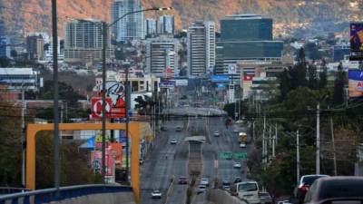 La Secretaría de Seguridad recomendó a la población tomar rutas alternas ante la limitación del tráfico vehicular.