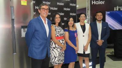 Representantes de la nueva marca Haier junto a ejecutivos de Lady Lee.