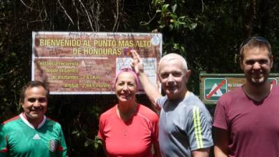 Los embajadores de Francia y México, guiados por la antropóloga Alessandra Foletti, llegan a la cima del Celaque.