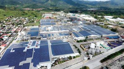 La maquila ha hecho fuertes inversiones en paneles solares, en la imagen se muestra un parque industrial de Choloma.