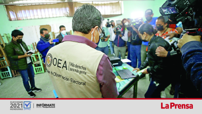 Un observador de la OEA participa en la veeduría del simulacro electoral del Trep. Foto: Andro Rodríguez